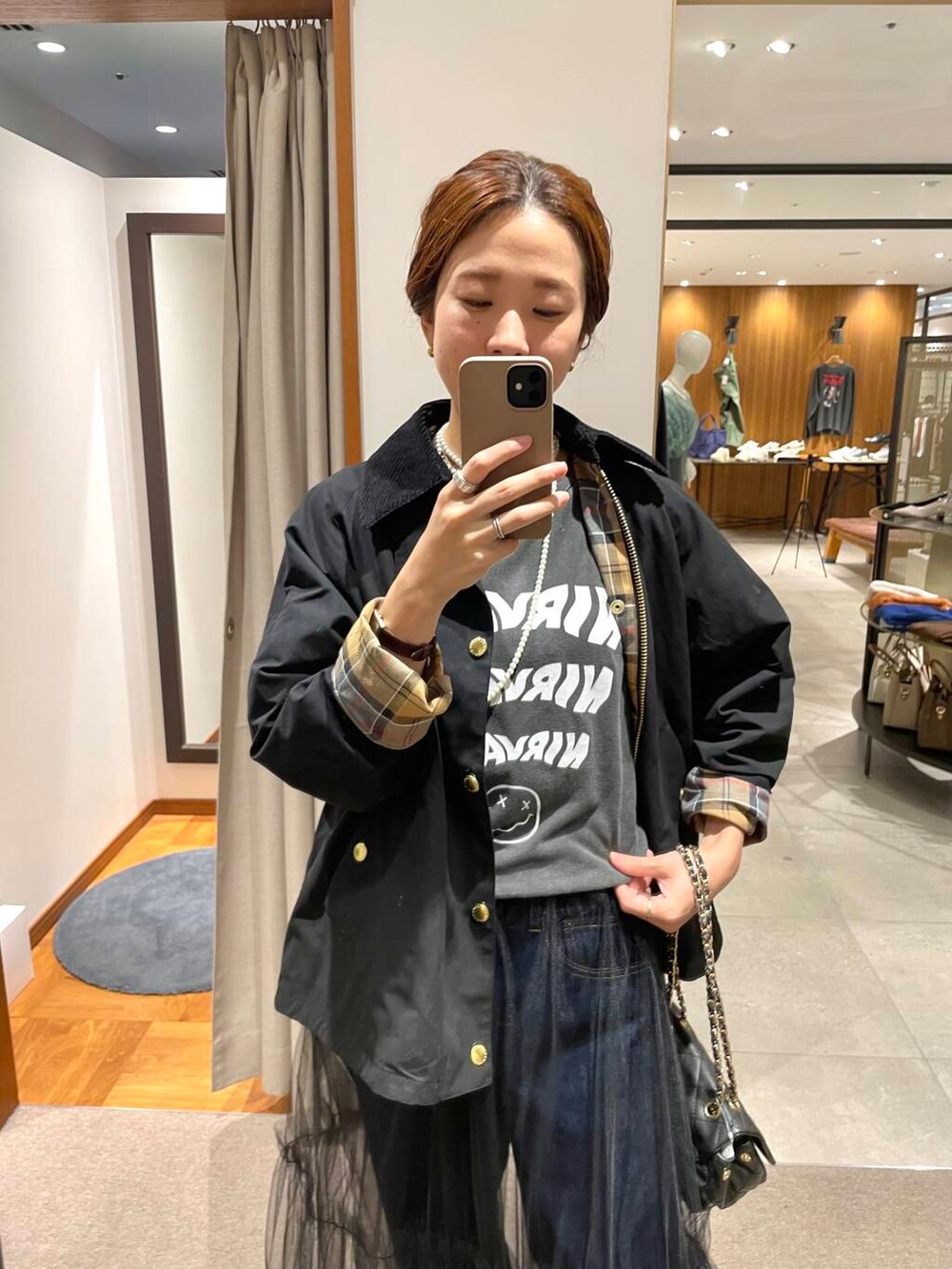 ブラック系のショルダーバッグ、その他のTシャツ/カットソー、ブラック系のスカートを着用したレディースの秋コーディネートの2枚目の写真