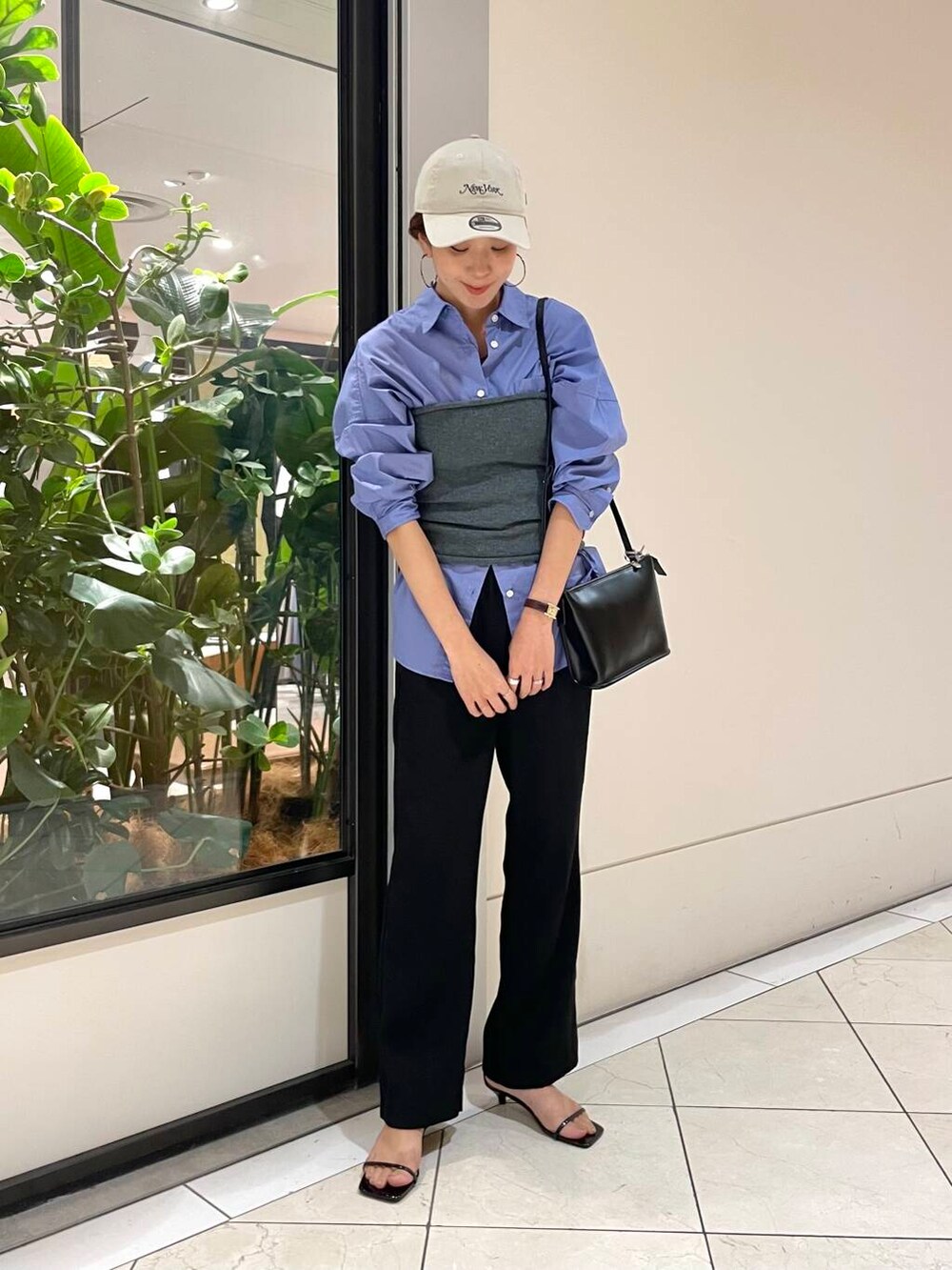 ブルー系のシャツ/ブラウス、ブラック系のその他パンツ、グレー系のニット/セーターを着用したレディースの秋コーディネートの2枚目の写真