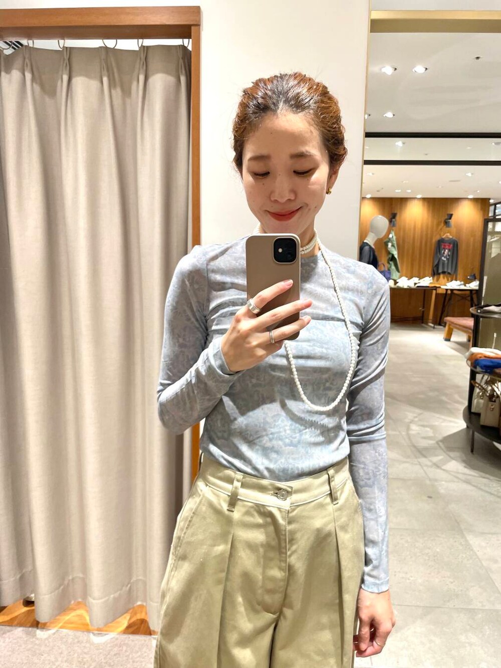 ベージュ系のその他パンツ、ホワイト系のその他シューズ、ホワイト系のTシャツ/カットソーを着用したレディースの秋コーディネートの8枚目の写真