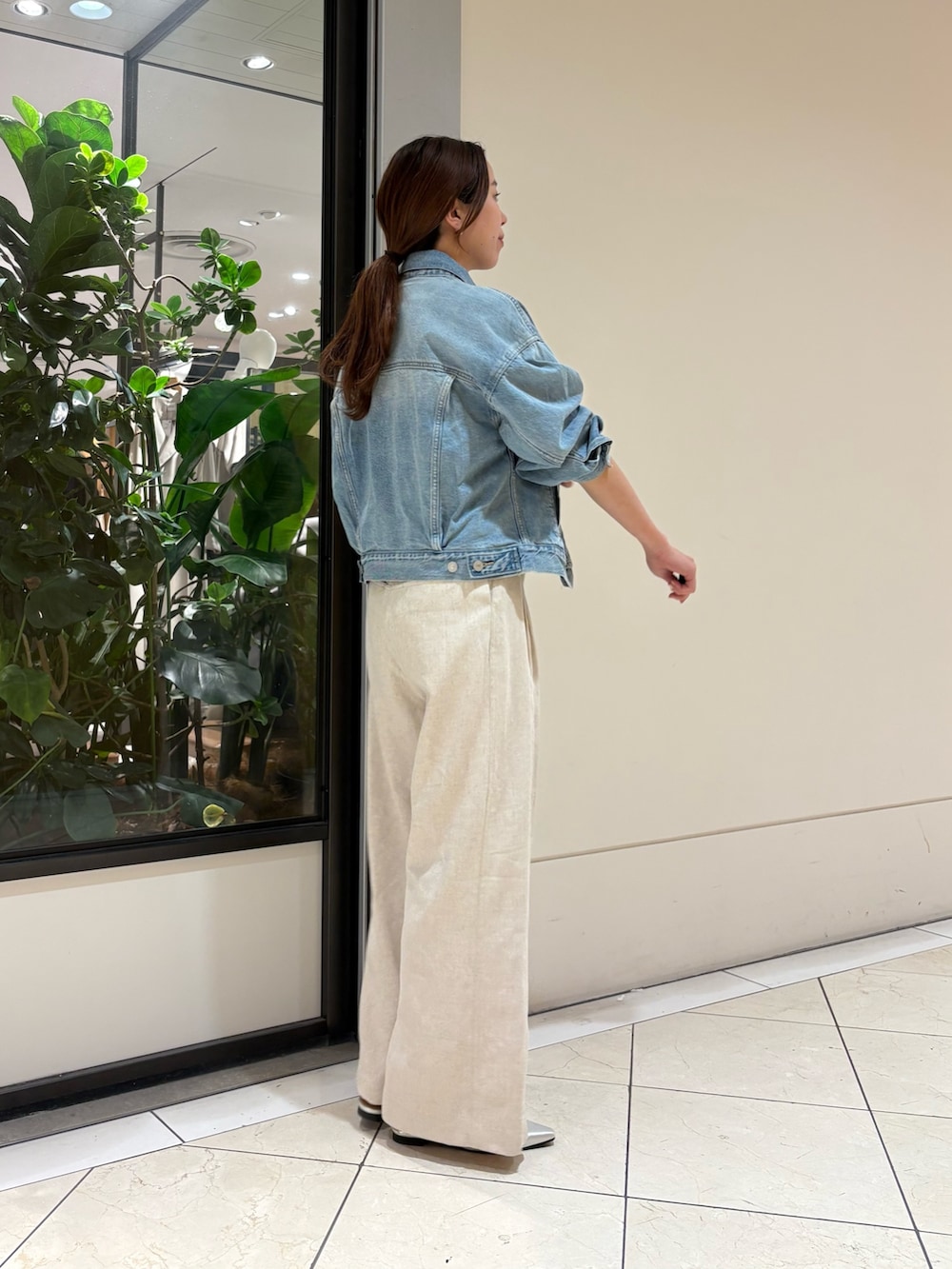 ブラウン系のニット/セーター、ホワイト系のその他パンツ、ブルー系のデニムジャケットを着用したレディースの冬コーディネートの6枚目の写真