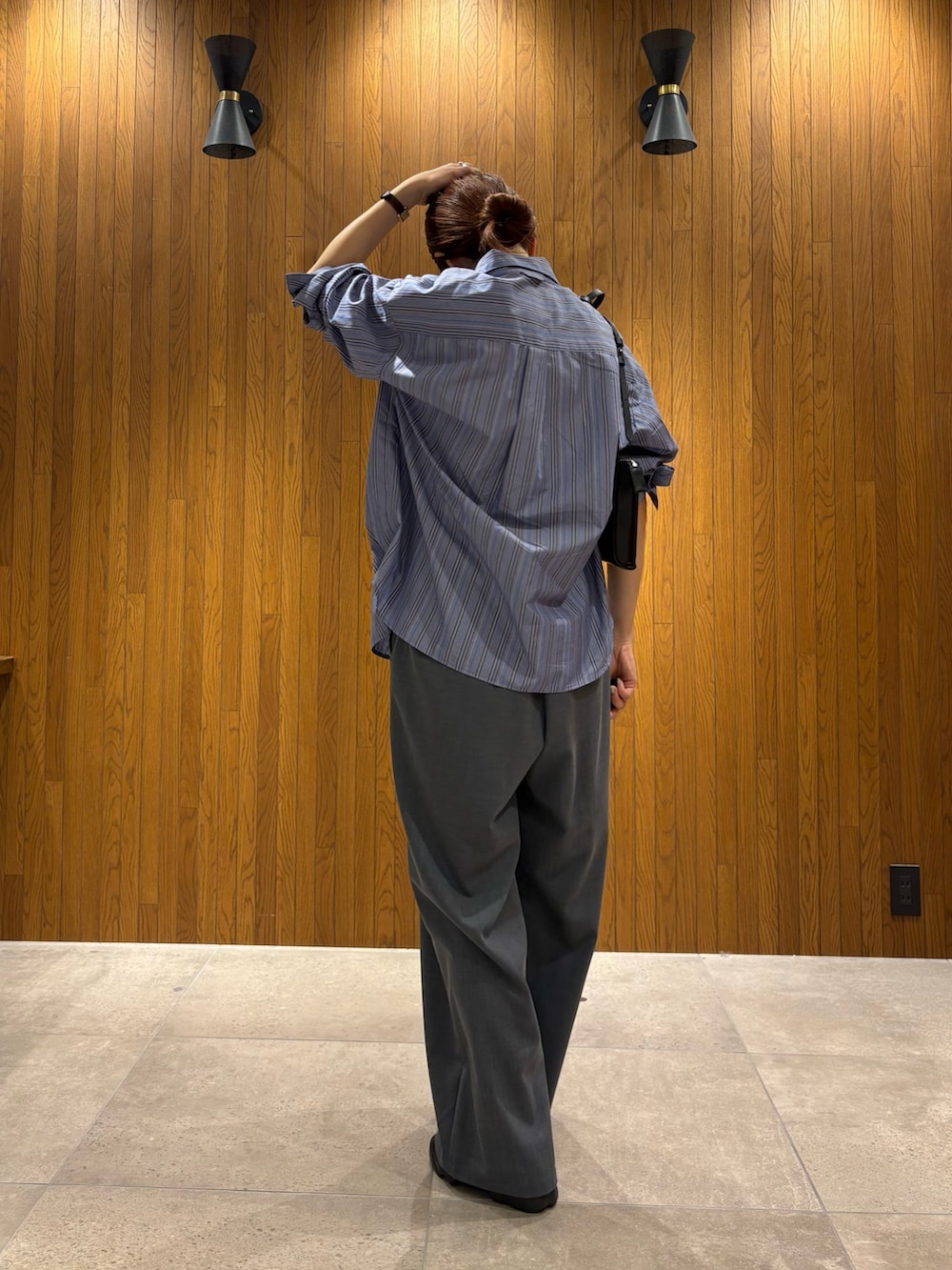 その他のシャツ/ブラウス、グレー系のその他パンツ、ブラック系のスニーカーを着用したレディースの春コーディネートの5枚目の写真