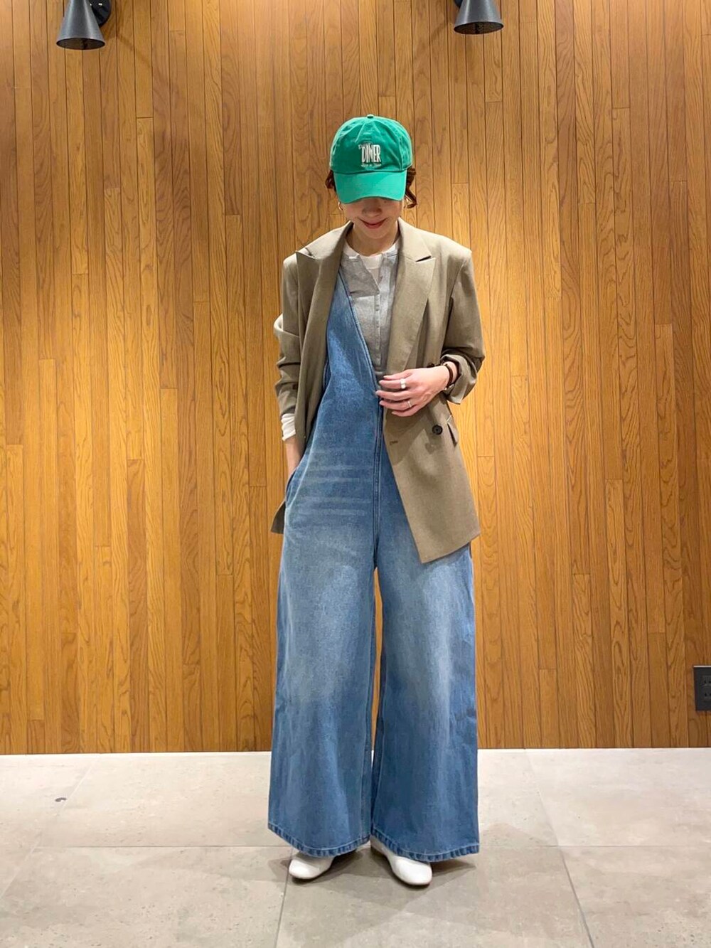 ブルー系のワンピース、ベージュ系のブルゾン、ホワイト系のTシャツ/カットソーを着用したレディースの冬コーディネートの2枚目の写真