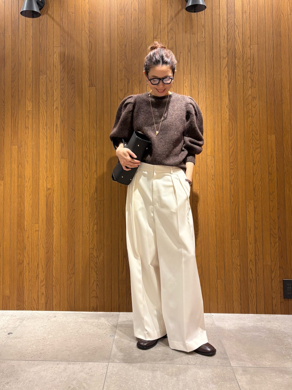 ブルー系のテーラードジャケット、ホワイト系のその他パンツ、ブラック系のショルダーバッグを着用したレディースの冬コーディネートの5枚目の写真