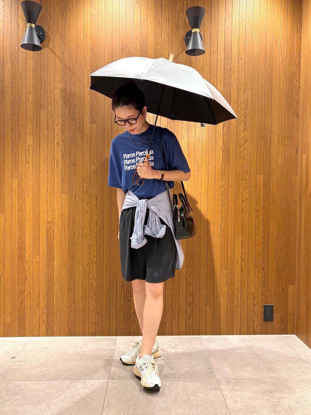 ブルー系のシャツ/ブラウス、シルバー系のスニーカー、ブラック系のショルダーバッグを着用したレディースの夏コーディネートの7枚目の写真