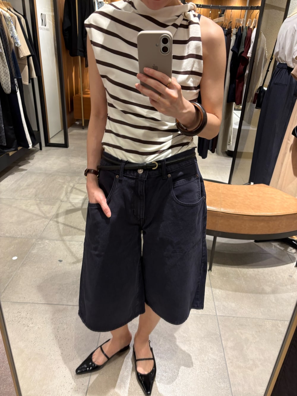 その他のTシャツ/カットソー、ブラック系のデニムパンツ、ブルー系のその他アウターを着用したレディースの春コーディネートの7枚目の写真