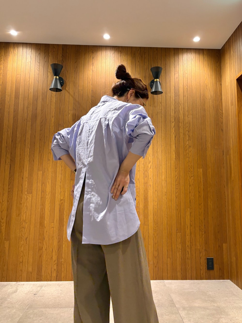 ブラウン系のその他パンツ、ピンク系のショルダーバッグ、ブラック系のバレエシューズを着用したレディースの冬コーディネートの6枚目の写真