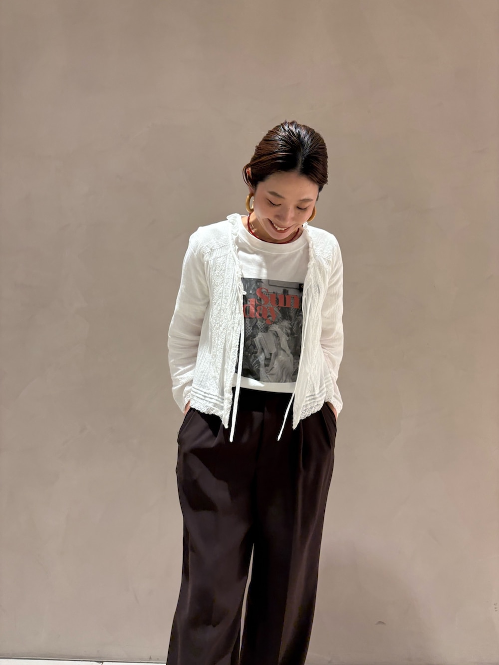 ホワイト系のシャツ/ブラウス、ブラウン系のその他パンツ、ブラウン系のその他パンツを着用したレディースの夏コーディネートの9枚目の写真