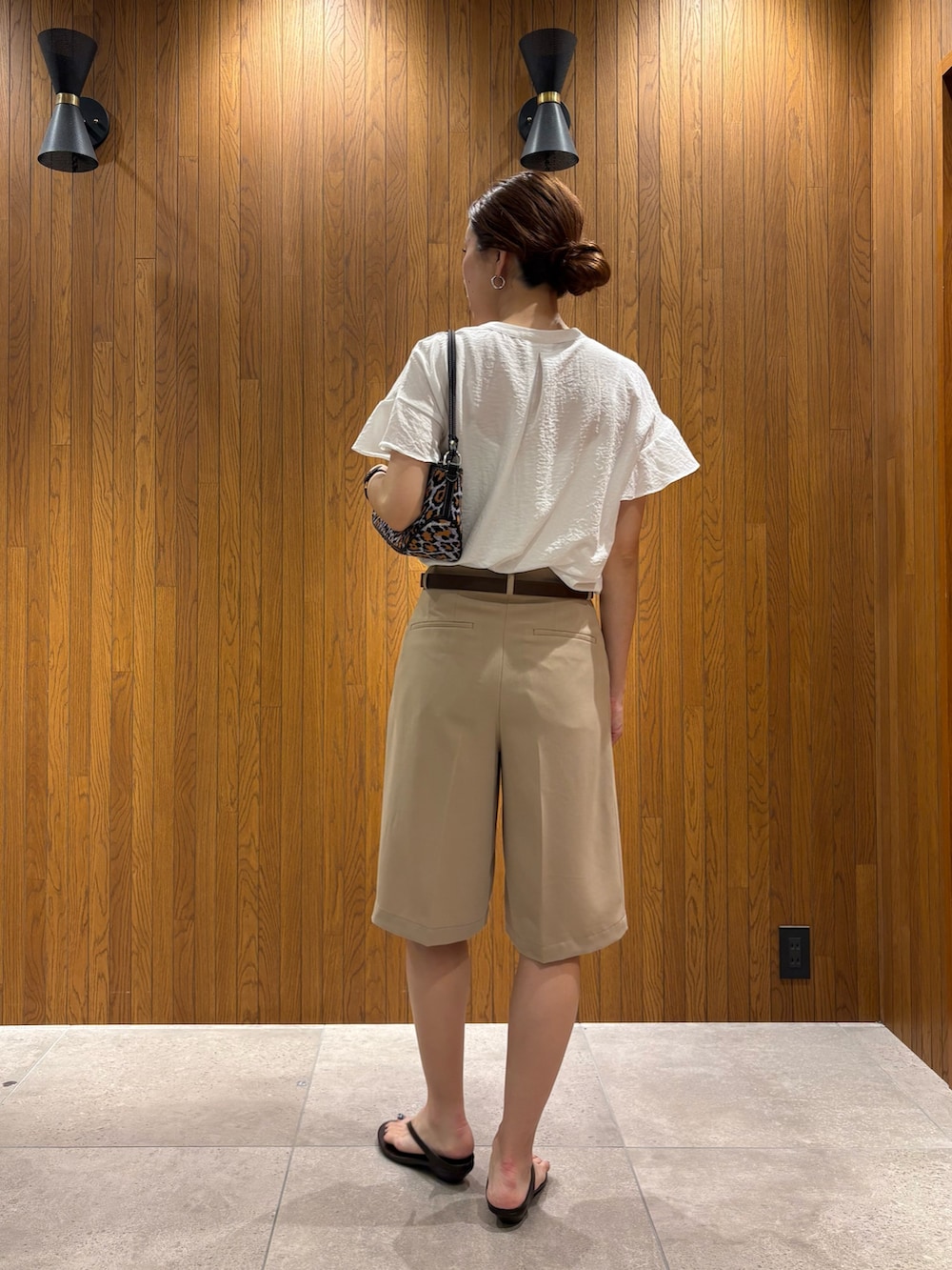 ホワイト系のシャツ/ブラウス、ブラウン系のサンダル、ベージュ系のその他パンツを着用したレディースの夏コーディネートの3枚目の写真