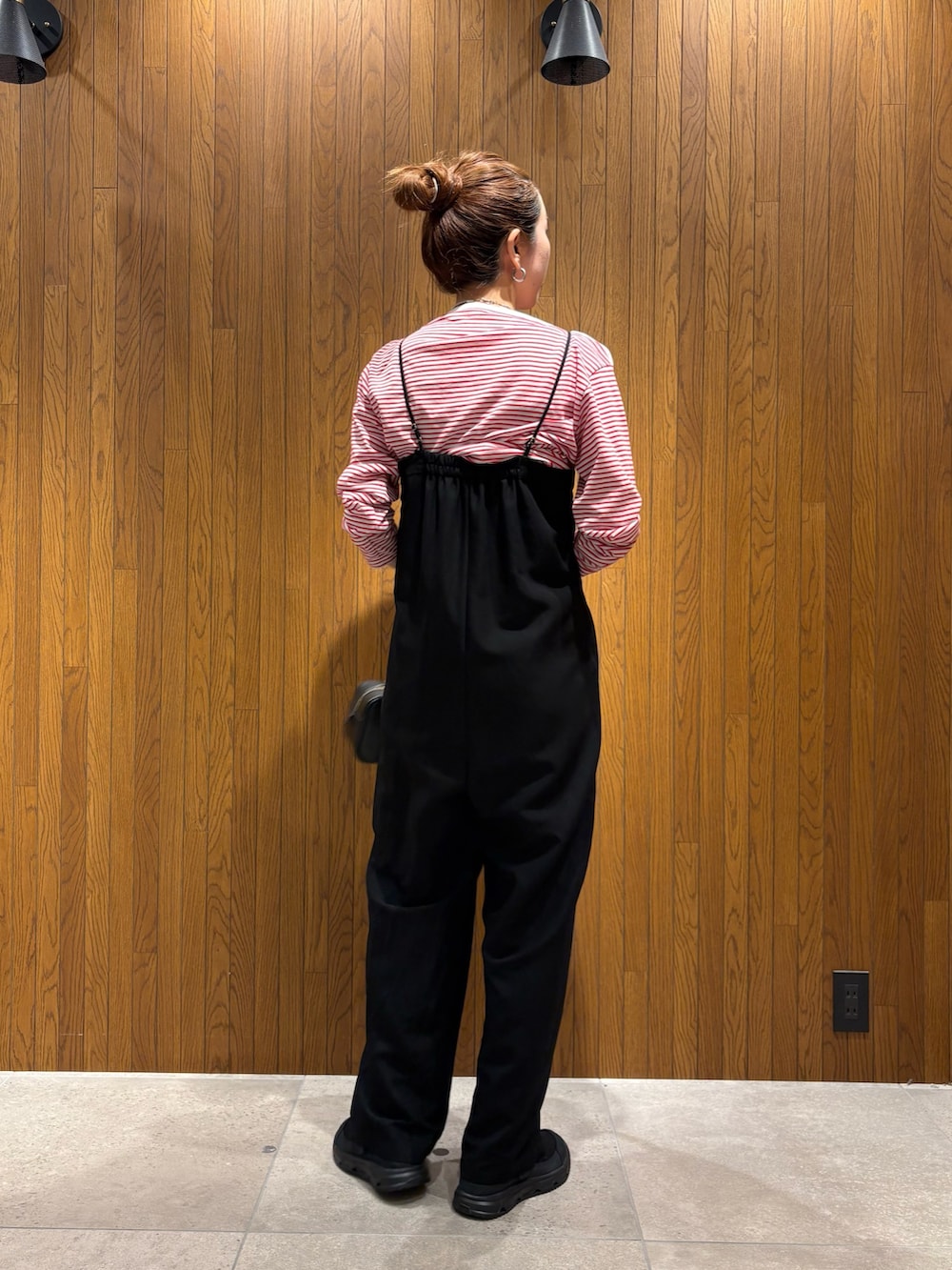レッド系のTシャツ/カットソー、ブラック系のその他パンツ、ブラック系のハンドバッグを着用したレディースの春コーディネートの3枚目の写真