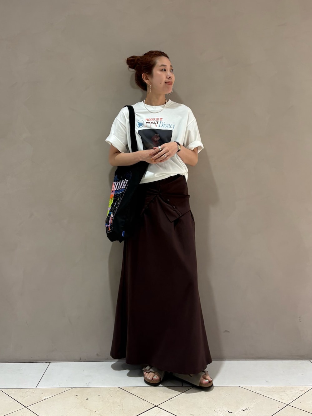 ブラウン系のスカート、その他のトートバッグ、ベージュ系のサンダルを着用したレディースの夏コーディネートの5枚目の写真