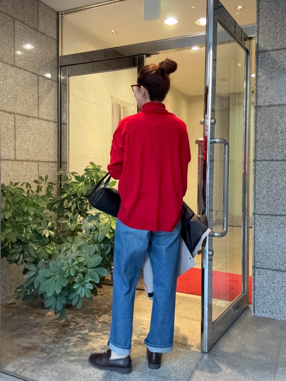 グレー系のダウンジャケット/コート、ブラック系のボストンバッグ、ブラウン系のローファーを着用したレディースの秋コーディネートの6枚目の写真