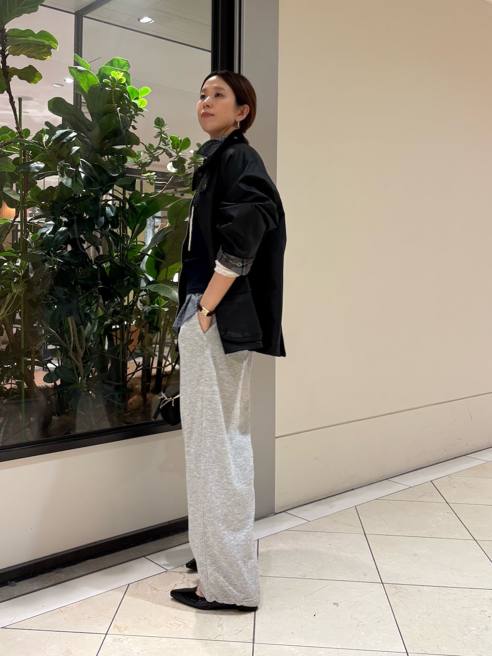 ブルー系のタンクトップ、ブルー系のシャツ/ブラウス、グレー系のスウェットパンツを着用したレディースの春コーディネートの5枚目の写真