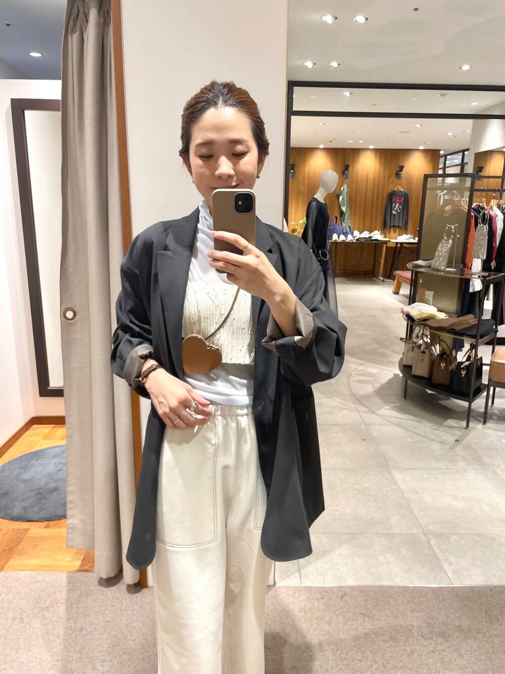 グレー系のその他アウター、ホワイト系のその他パンツ、ブルー系のTシャツ/カットソーを着用したレディースの秋コーディネートの2枚目の写真