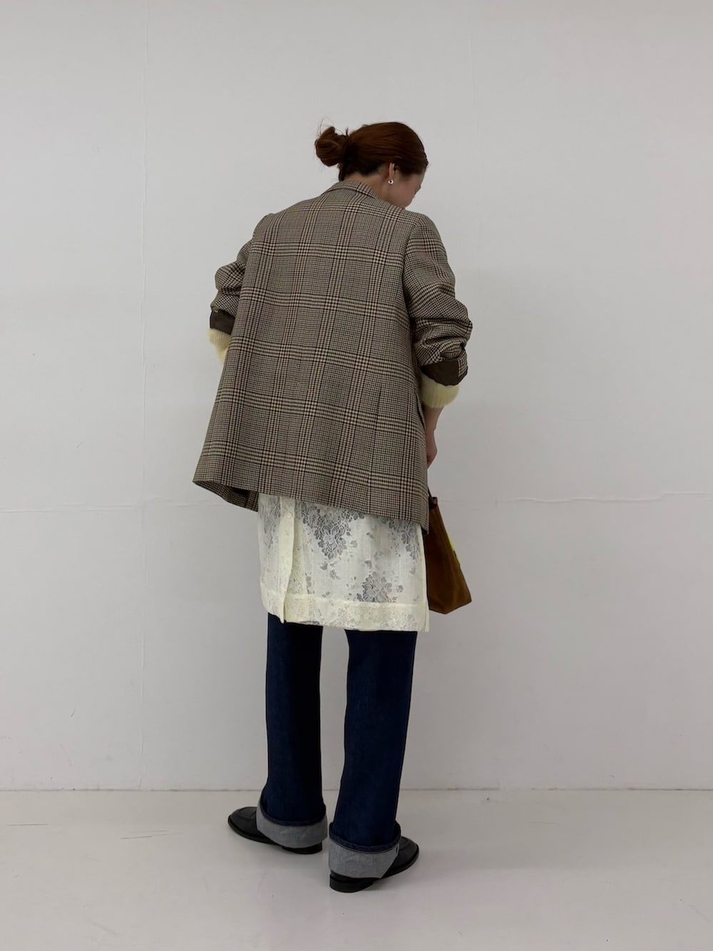 ホワイト系のシャツ/ブラウス、ホワイト系のTシャツ/カットソー、ブラウン系のトートバッグを着用したレディースの秋コーディネートの4枚目の写真