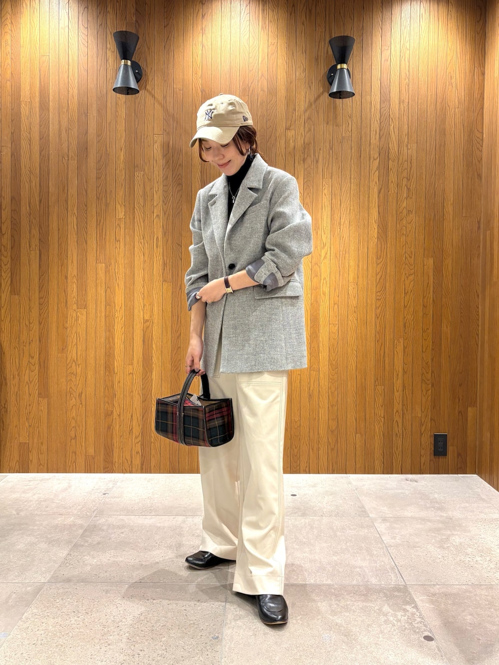 グリーン系のその他アウター、ホワイト系のその他パンツ、その他のハンドバッグを着用したレディースの秋コーディネートの6枚目の写真