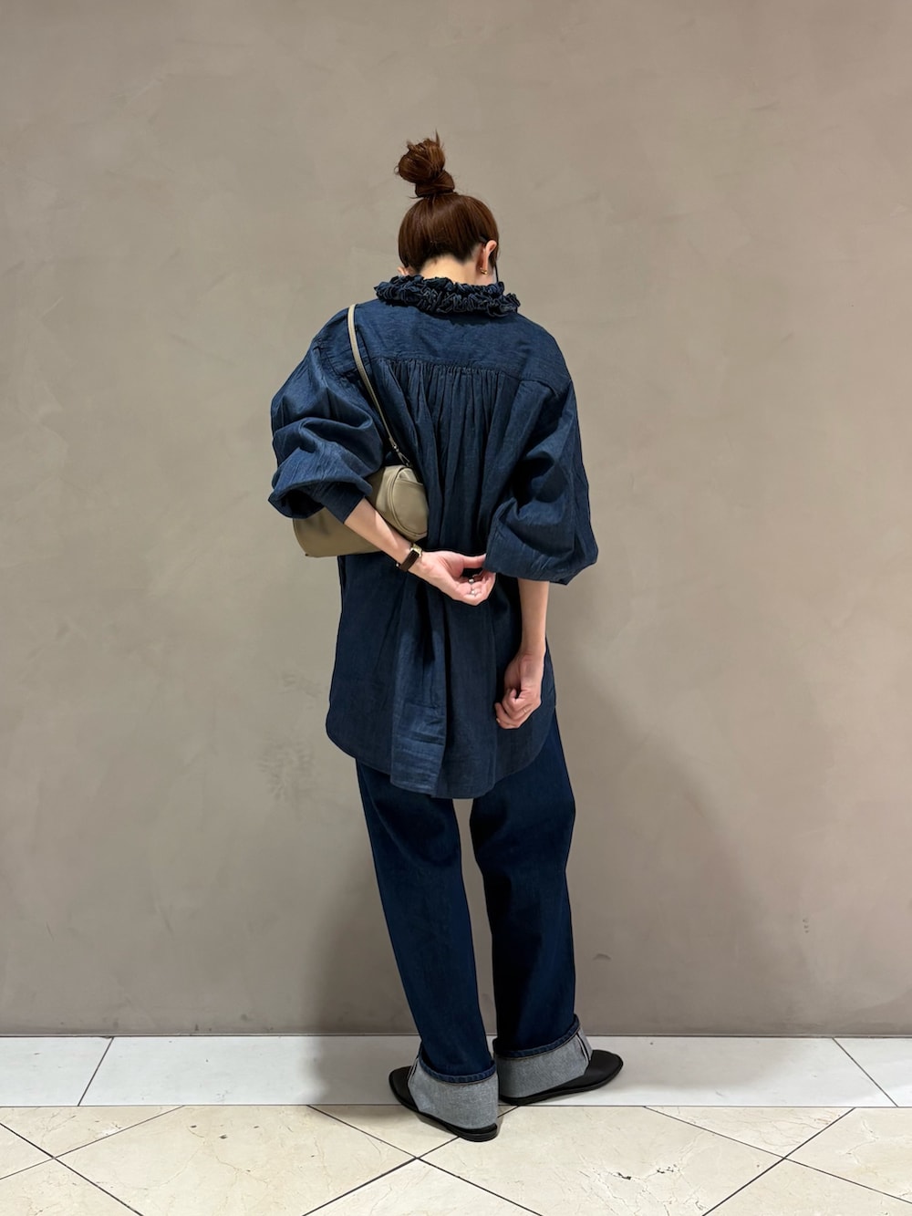 ブルー系のシャツ/ブラウス、ブルー系のデニムパンツ、ホワイト系のタンクトップを着用したレディースの秋コーディネートの4枚目の写真