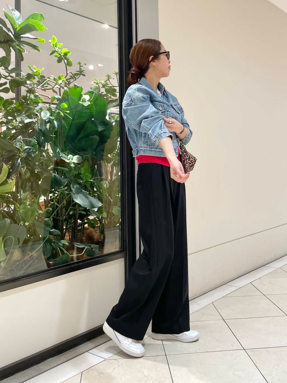 ブルー系のデニムジャケット、ブラック系のその他パンツ、その他のTシャツ/カットソーを着用したレディースの冬コーディネートの5枚目の写真