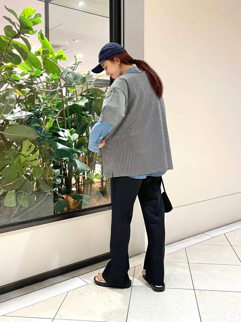 ブラック系のその他パンツ、ブルー系のTシャツ/カットソー、その他のTシャツ/カットソーを着用したレディースの夏コーディネートの4枚目の写真