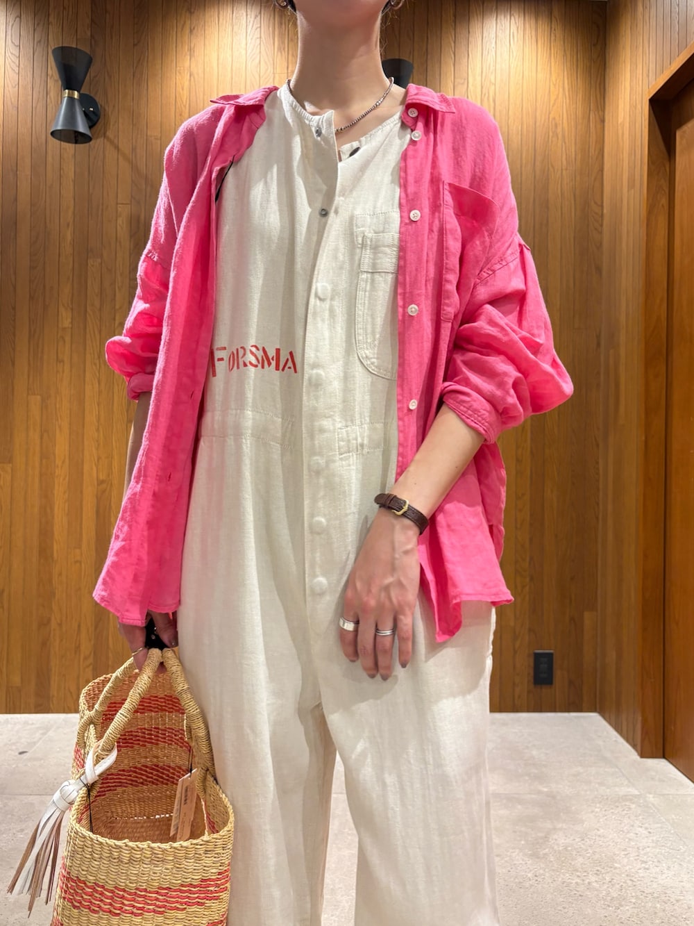 ベージュ系のその他パンツ、ベージュ系のかごバッグ、ブラウン系のサンダルを着用したレディースの夏コーディネートの6枚目の写真
