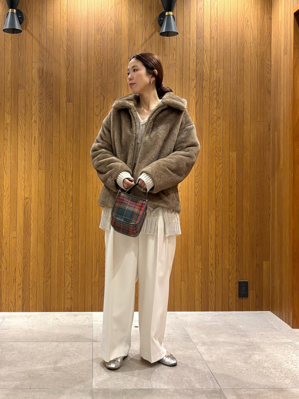 ベージュ系のブルゾン、グレー系のニット/セーター、ホワイト系のその他パンツを着用したレディースの冬コーディネートの2枚目の写真