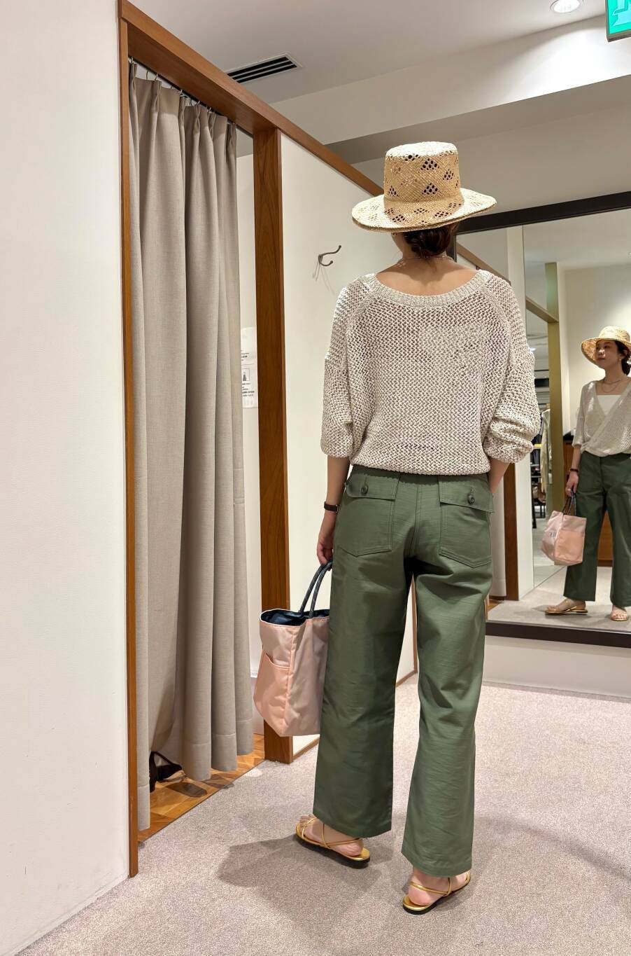 ホワイト系のキャミソール、ホワイト系のカーディガン/ボレロ、ピンク系のトートバッグを着用したレディースの春コーディネートの3枚目の写真