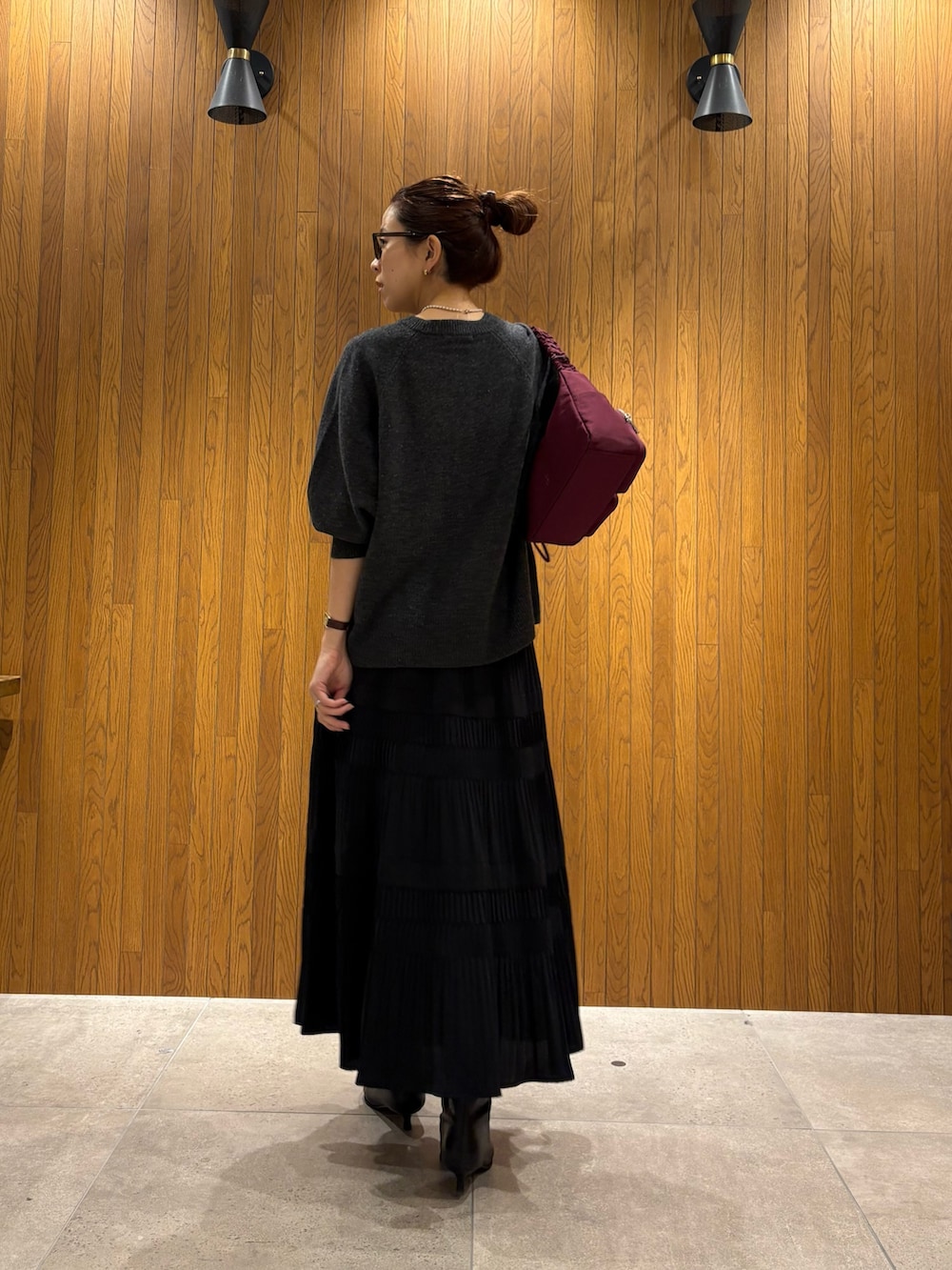 ブラック系のブーツ、グレー系のニット/セーター、グレー系のニット/セーターを着用したレディースの秋コーディネートの5枚目の写真