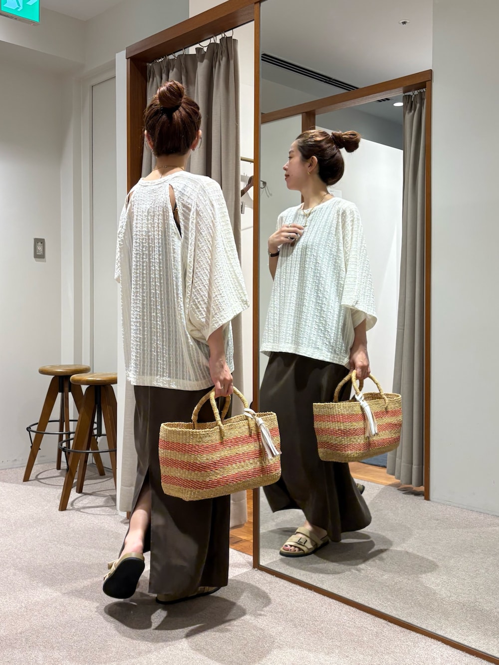 ブラウン系のワンピース、ホワイト系のTシャツ/カットソー、ベージュ系のかごバッグを着用したレディースの夏コーディネートの3枚目の写真
