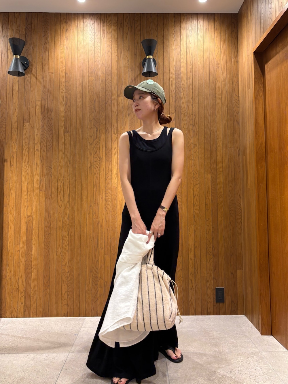 ブルー系のワンピース、ブルー系のニット/セーター、ホワイト系のハンドバッグを着用したレディースの夏コーディネートの7枚目の写真