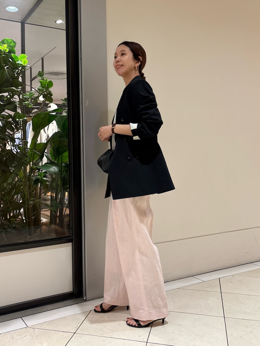 ブラック系のその他アウター、ピンク系のその他パンツ、ブラック系のショルダーバッグを着用したレディースの春コーディネートの2枚目の写真