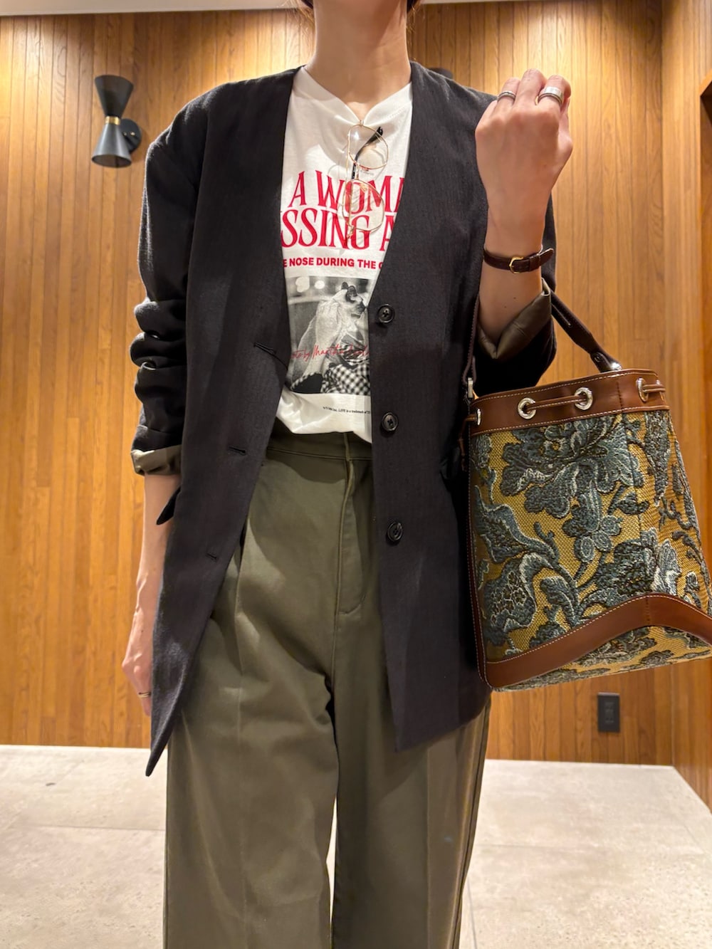 ホワイト系のTシャツ/カットソー、グリーン系のその他パンツ、その他のハンドバッグを着用したレディースの秋コーディネートの7枚目の写真