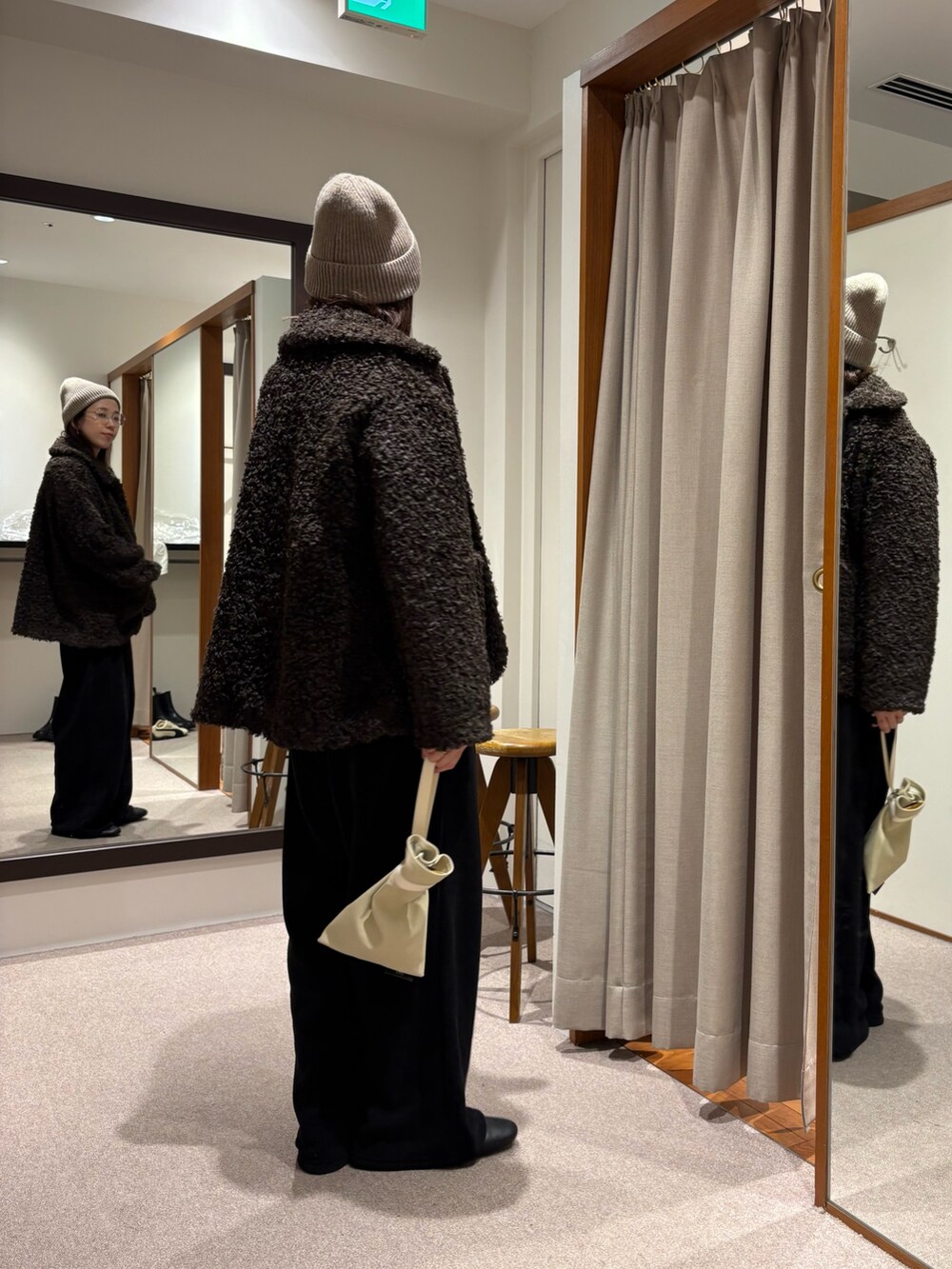 ブラウン系のその他アウター、ブラック系のその他パンツ、ブラック系のニット/セーターを着用したレディースの冬コーディネートの2枚目の写真