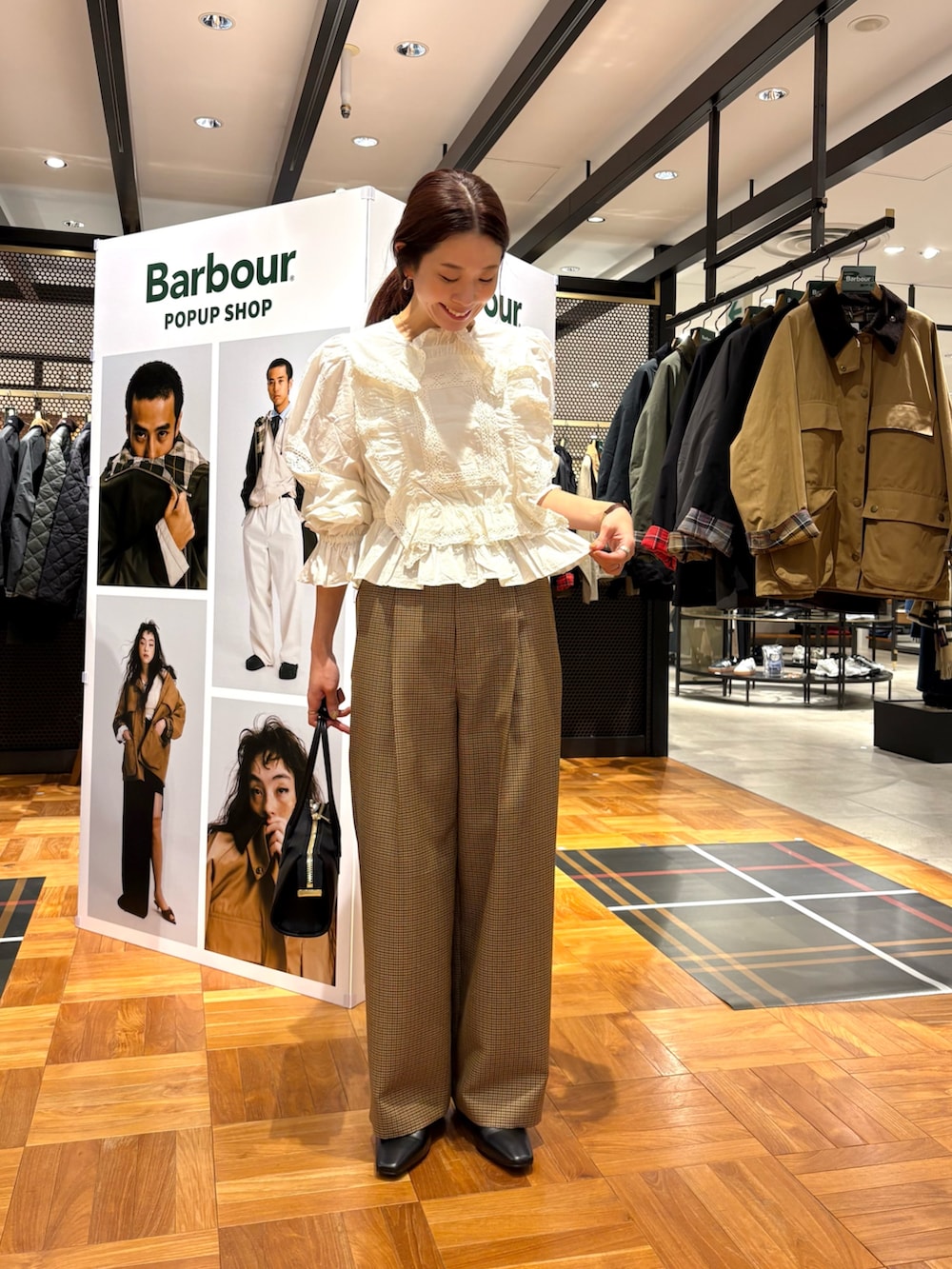 ホワイト系のシャツ/ブラウス、ブラック系のローファー、イエロー系のその他パンツを着用したレディースの秋コーディネートの5枚目の写真