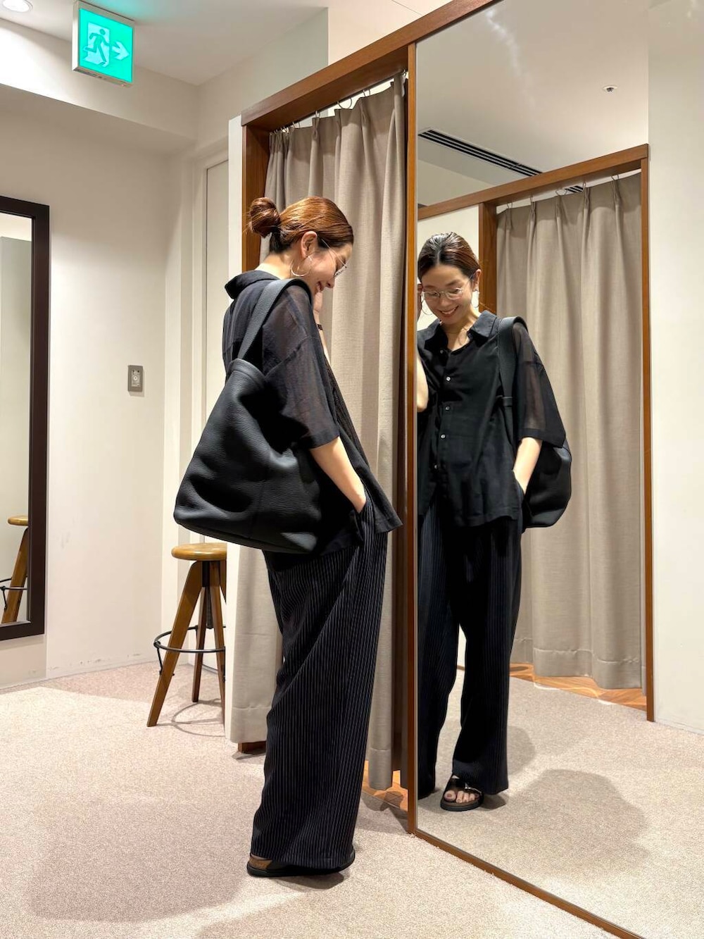 ブラック系のトートバッグ、ブラック系のサンダル、その他のその他パンツを着用したレディースの夏コーディネートの2枚目の写真