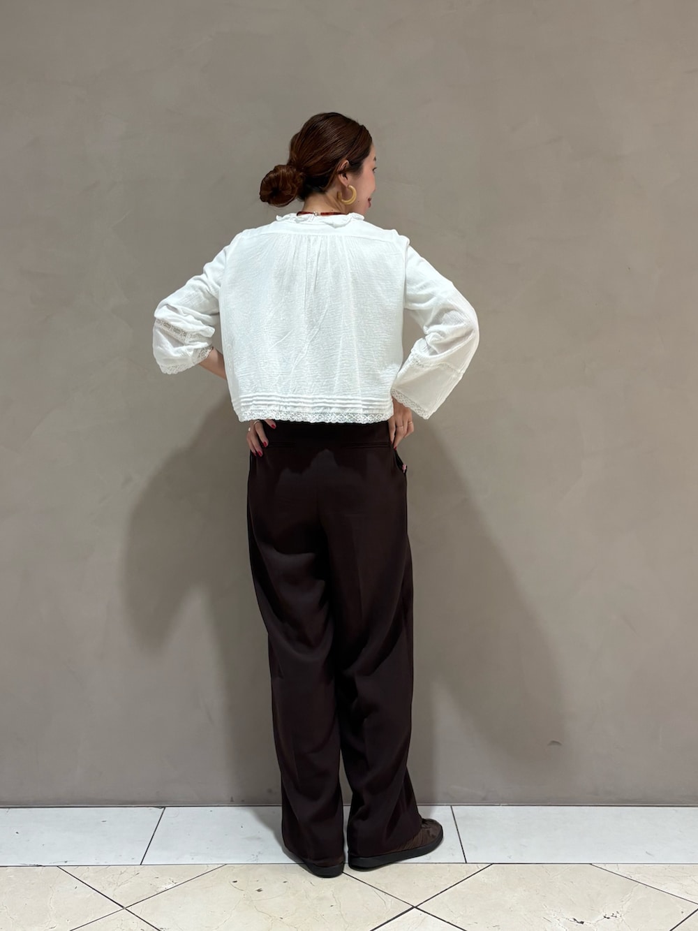 ホワイト系のシャツ/ブラウス、ブラウン系のその他パンツ、ブラウン系のその他パンツを着用したレディースの夏コーディネートの4枚目の写真