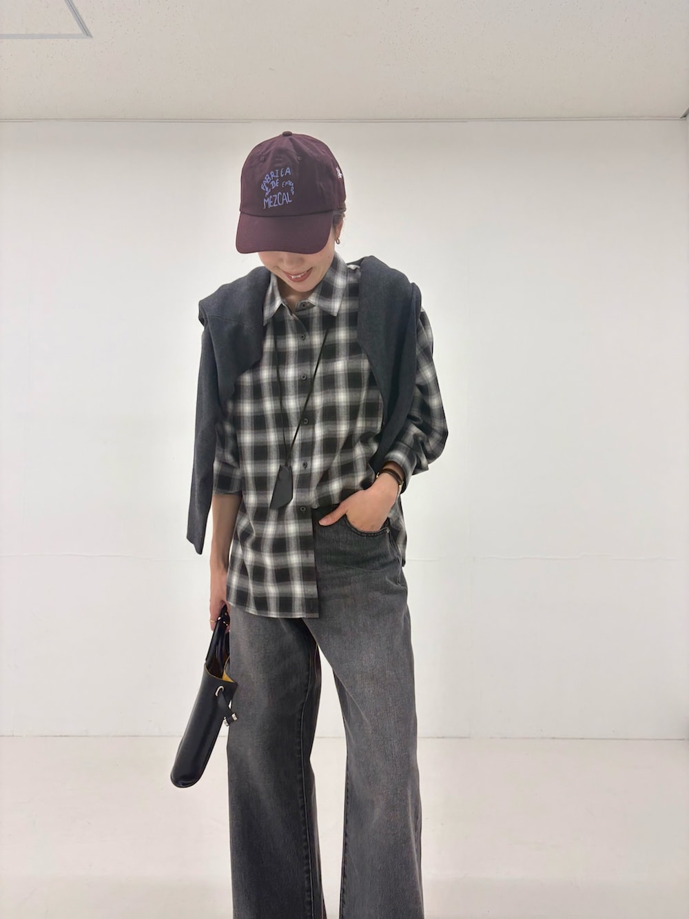 ブラック系のシャツ/ブラウス、ブラック系のデニムパンツ、ブラック系のショルダーバッグを着用したレディースの秋コーディネートの5枚目の写真