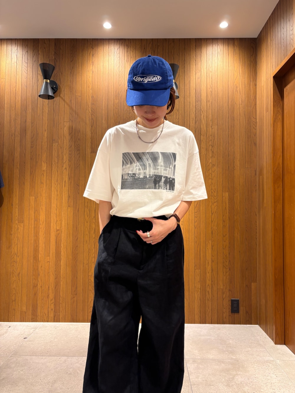 ブラック系のその他パンツ、その他のTシャツ/カットソー、ブルー系のシャツ/ブラウスを着用したレディースの夏コーディネートの6枚目の写真