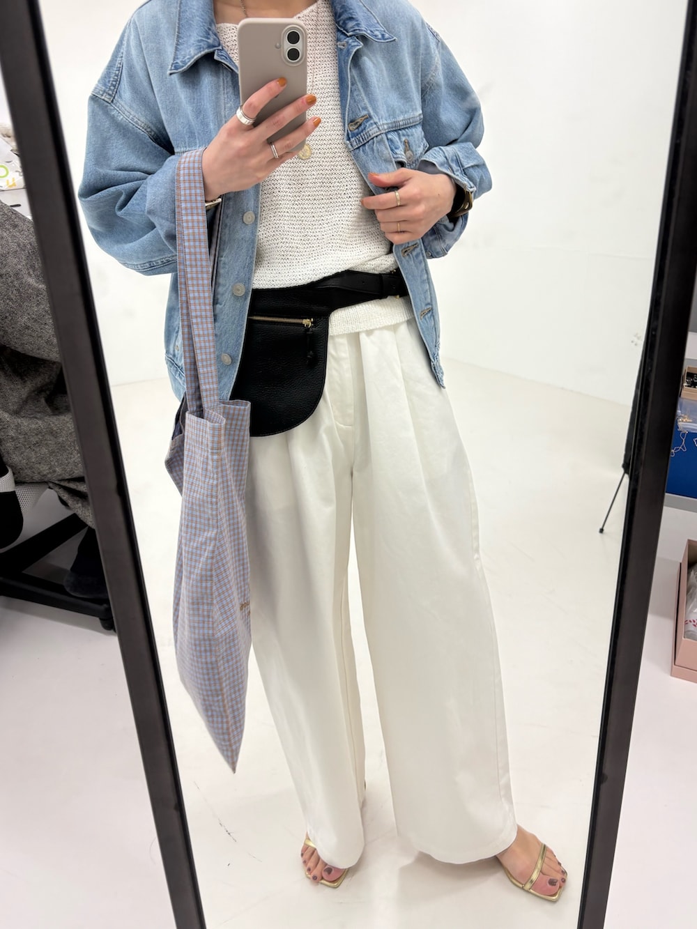 ホワイト系のニット/セーター、ブルー系のデニムジャケット、その他のトートバッグを着用したレディースの春コーディネートの7枚目の写真