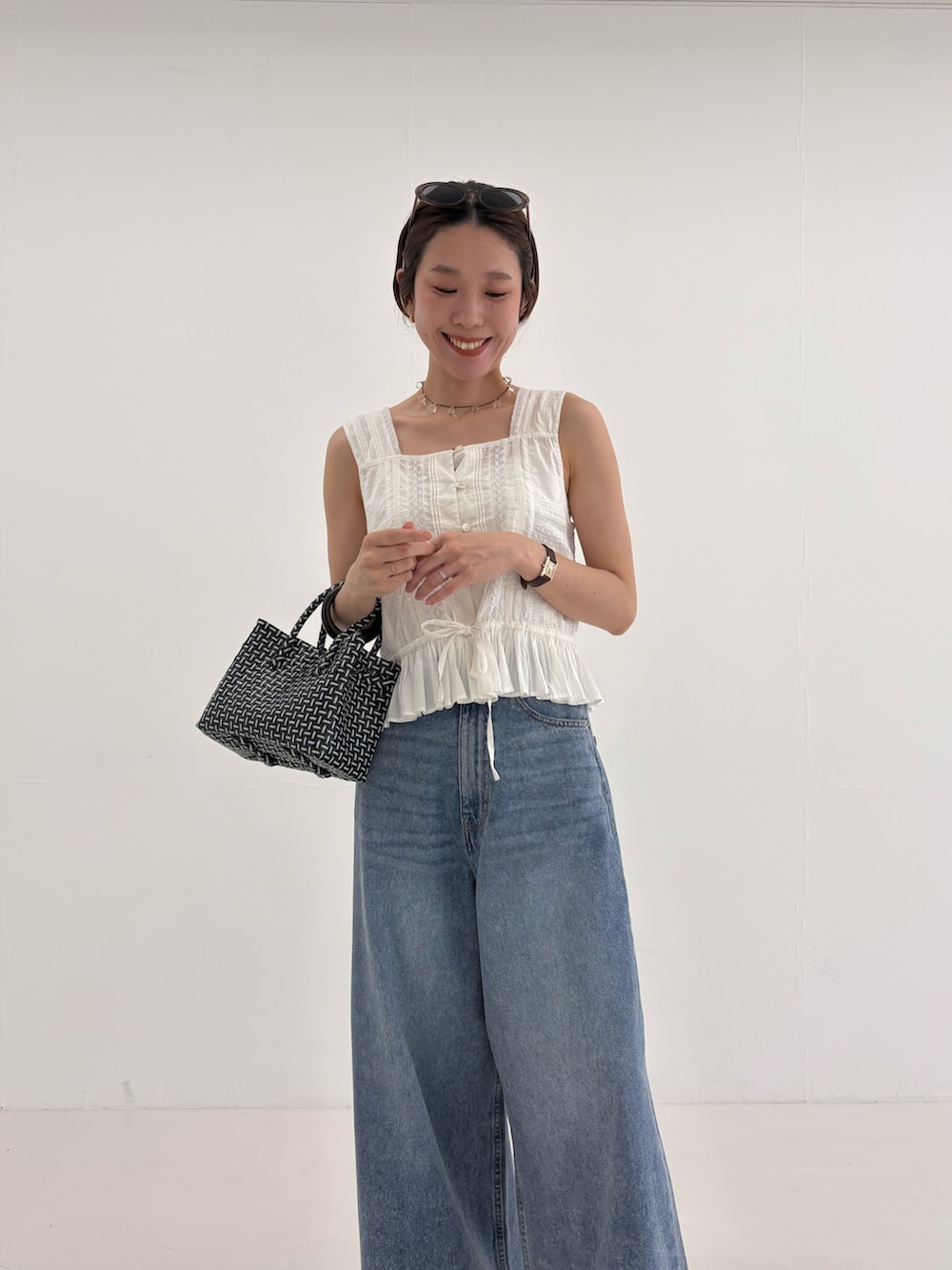 ブルー系のデニムパンツ、その他のトートバッグ、ホワイト系のシャツ/ブラウスを着用したレディースの夏コーディネートの10枚目の写真