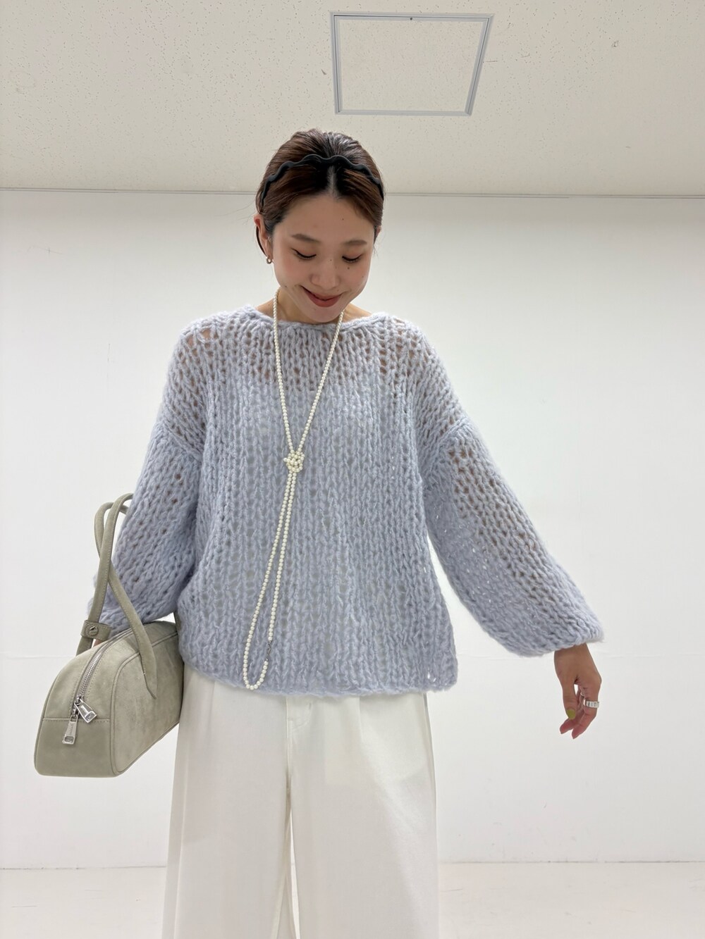 ホワイト系のショルダーバッグ、ホワイト系のデニムパンツ、シルバー系のパンプスを着用したレディースの夏コーディネートの8枚目の写真