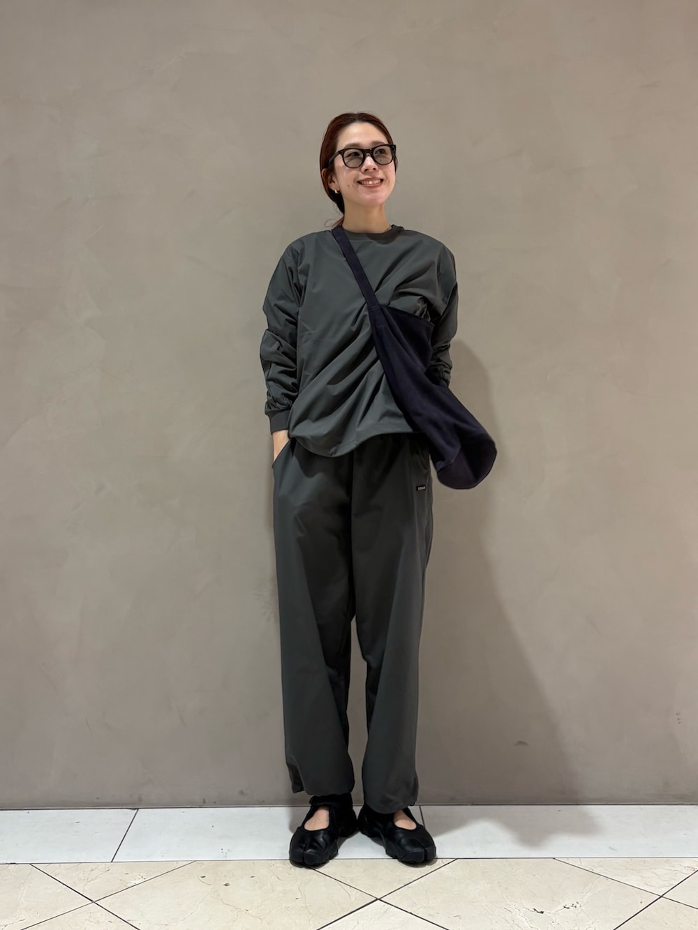 ブラック系のTシャツ/カットソー、ブルー系のトートバッグ、グレー系のルームウェア/パジャマを着用したレディースの夏コーディネートの7枚目の写真