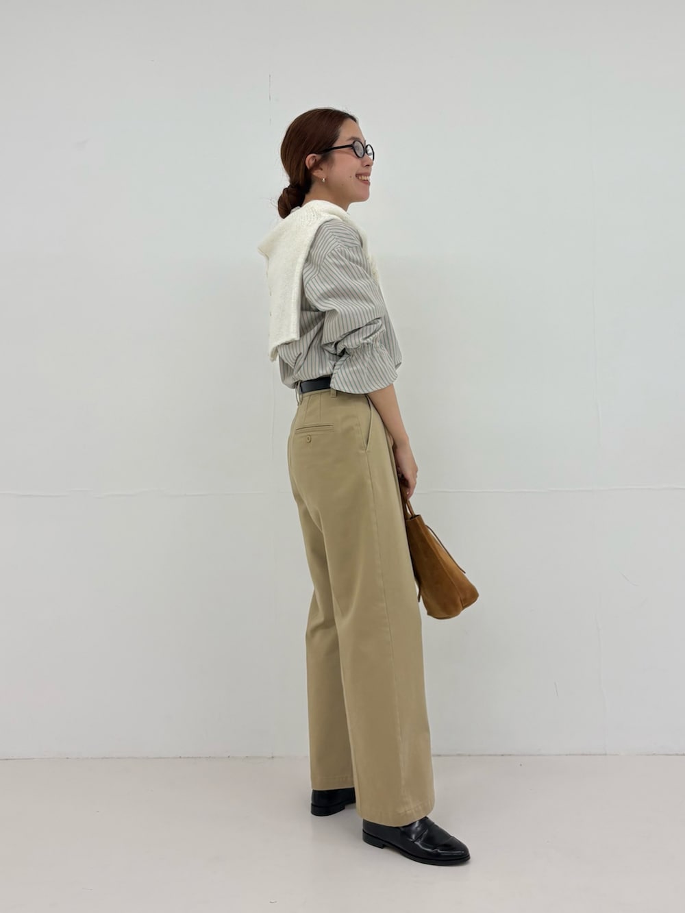グリーン系のシャツ/ブラウス、ベージュ系のその他パンツ、ホワイト系のカーディガン/ボレロを着用したレディースの夏コーディネートの5枚目の写真