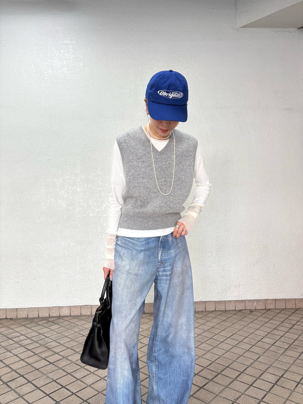 ブルー系のその他パンツ、グレー系のニット/セーター、ホワイト系のTシャツ/カットソーを着用したレディースの秋コーディネートの7枚目の写真