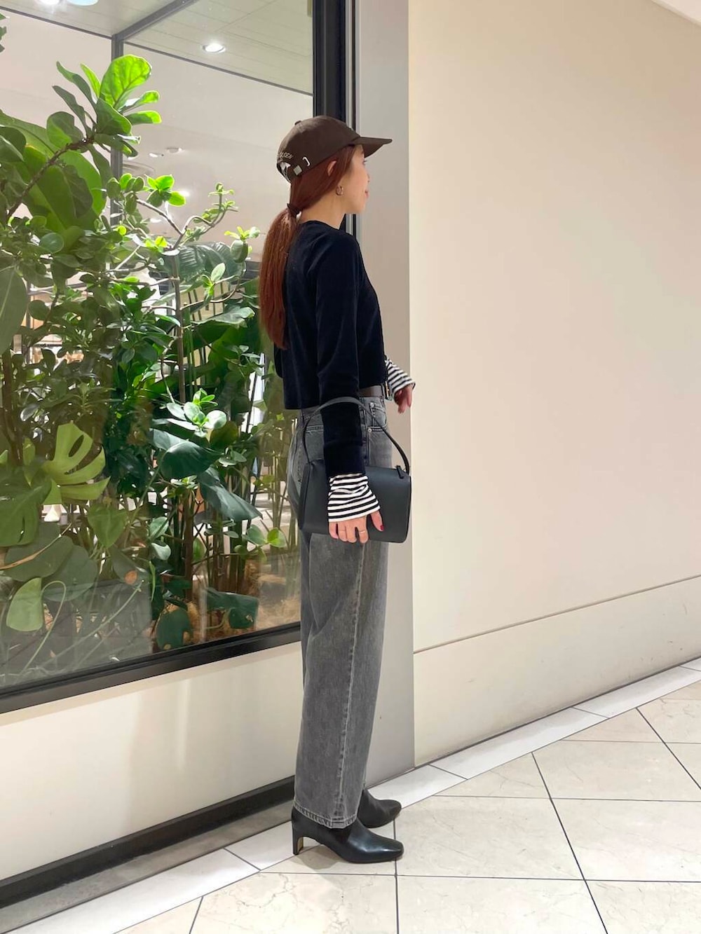 ブラック系のデニムパンツ、ブラック系のカーディガン/ボレロ、ホワイト系のTシャツ/カットソーを着用したレディースの秋コーディネートの3枚目の写真