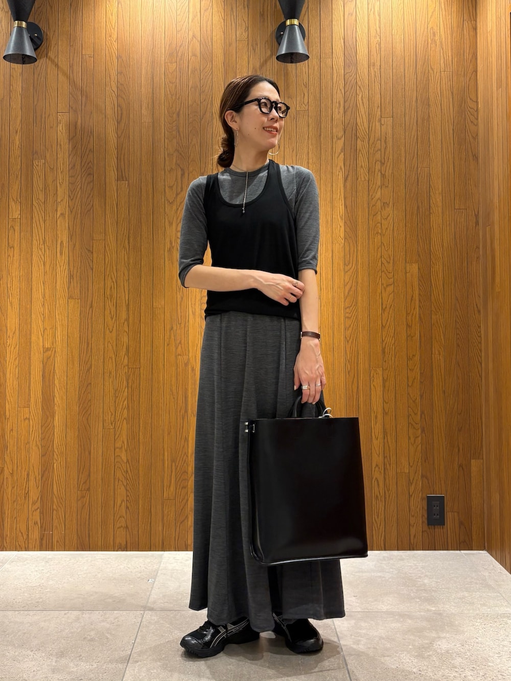 グレー系のワンピース、ブラック系のTシャツ/カットソー、ブラック系のハンドバッグを着用したレディースの冬コーディネートの7枚目の写真