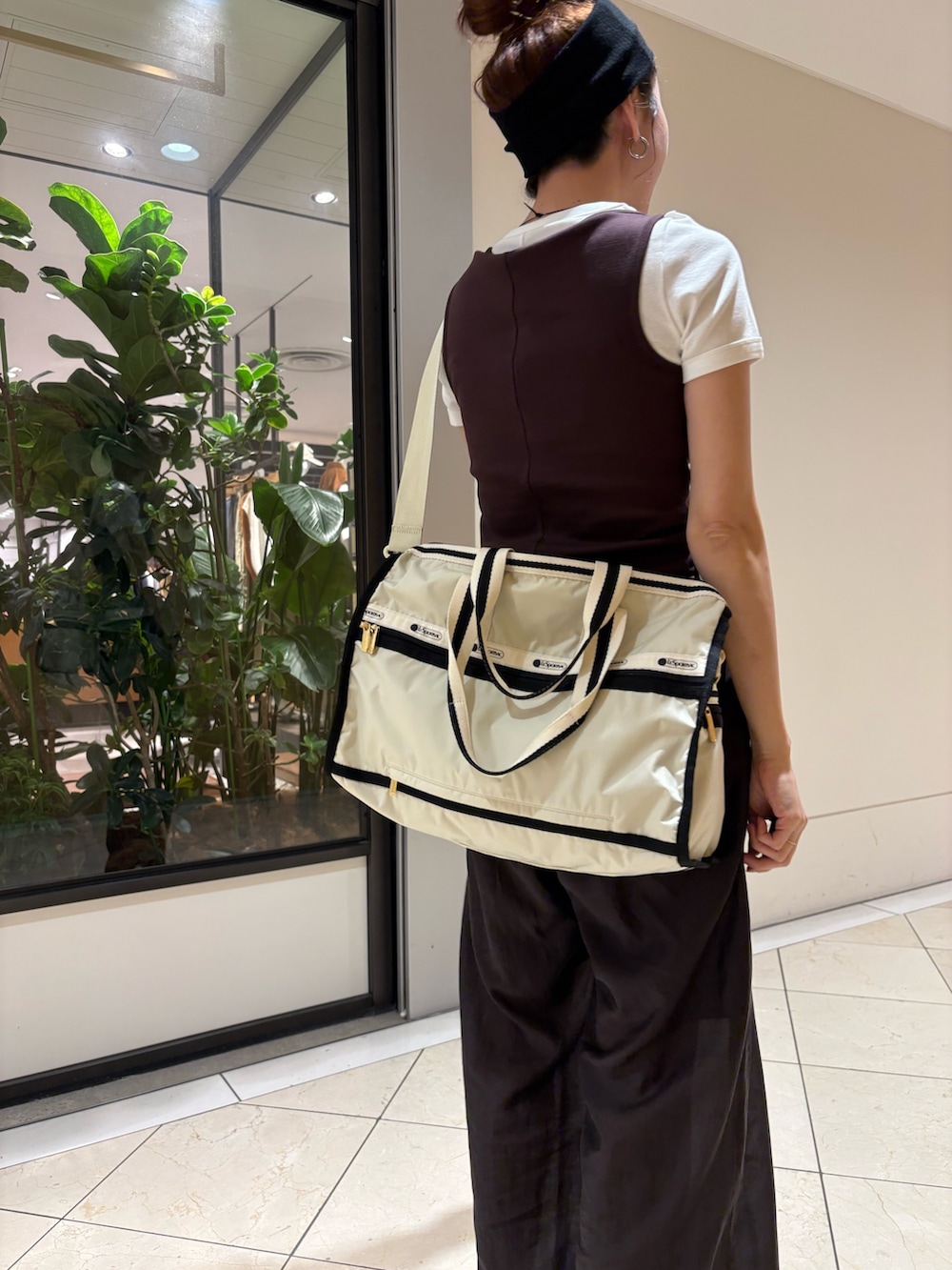 グレー系のその他パンツ、ブラウン系のタンクトップ、ベージュ系のショルダーバッグを着用したレディースの夏コーディネートの5枚目の写真