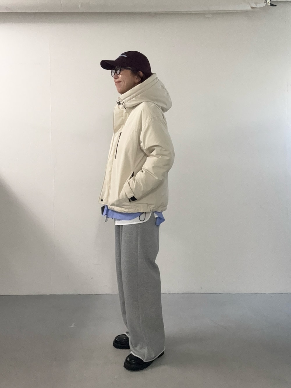 ブルー系のシャツ/ブラウス、グレー系のその他パンツ、ブラック系のローファーを着用したレディースの夏コーディネートの7枚目の写真