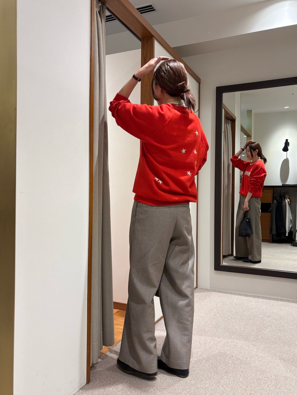 グレー系のピーコート、レッド系のスウェット、イエロー系のその他パンツを着用したレディースの秋コーディネートの7枚目の写真