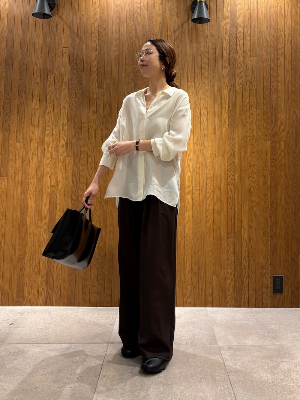 ブラウン系のその他パンツ、ブラック系のスニーカー、ブラック系のハンドバッグを着用したレディースの春コーディネートの2枚目の写真