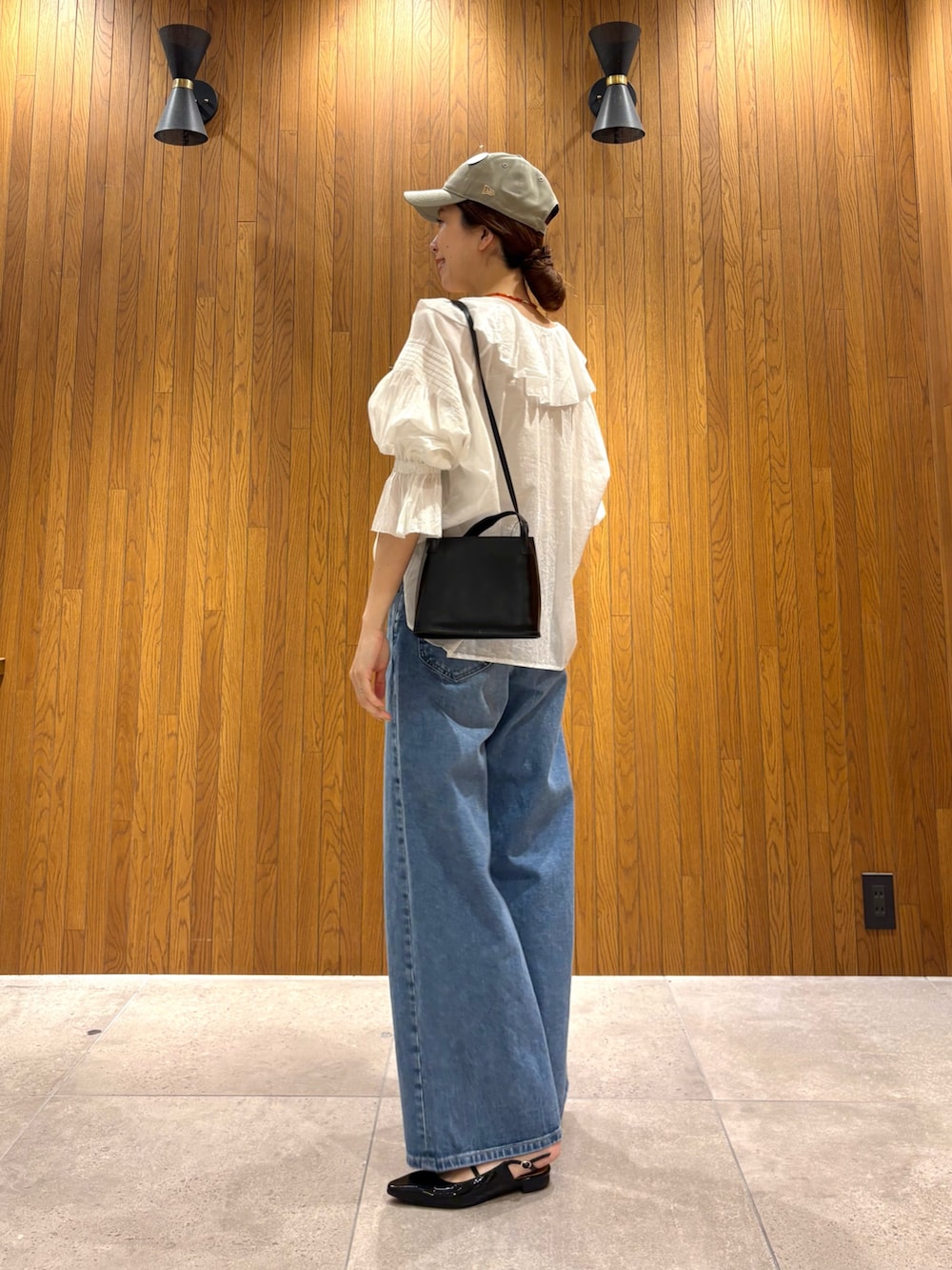 ベージュ系のトレンチコート、ホワイト系のシャツ/ブラウス、ブルー系のデニムパンツを着用したレディースの春コーディネートの8枚目の写真