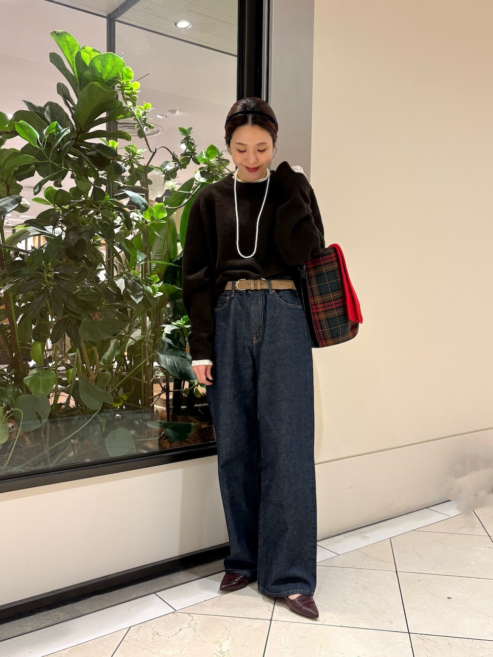 ブラウン系のニット/セーター、ブルー系のデニムパンツ、レッド系のパンプスを着用したレディースの秋コーディネートの7枚目の写真